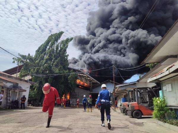 Kebakaran Pabrik Karet di Padang, Api Muncul saat Karyawan Sholat dan Istirahat Makan