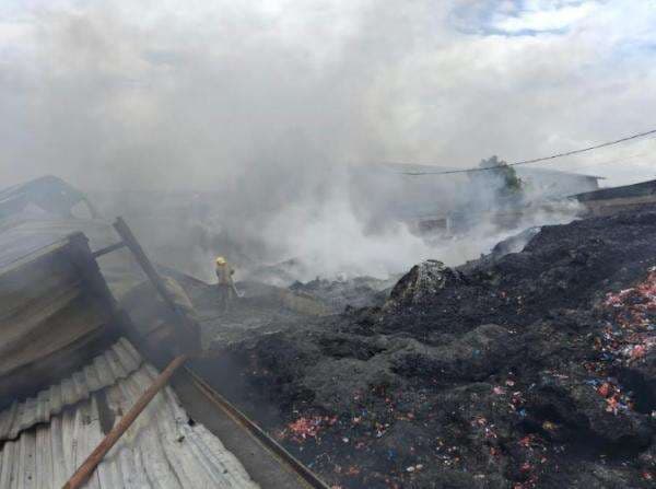 Tragis! Petugas Damkar Jadi Korban Kebakaran Pabrik, Jatuh ke Tumpukan Plastik yang Terbakar