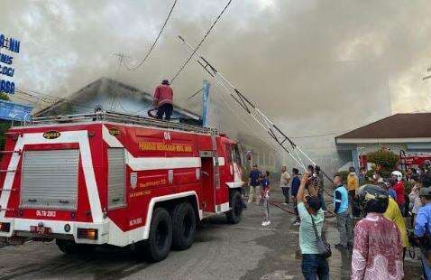 Gedung Eks Asrama Putri UIN Jambi Terbakar, 12 Mobil Damkar Dikerahkan Padamkan Api