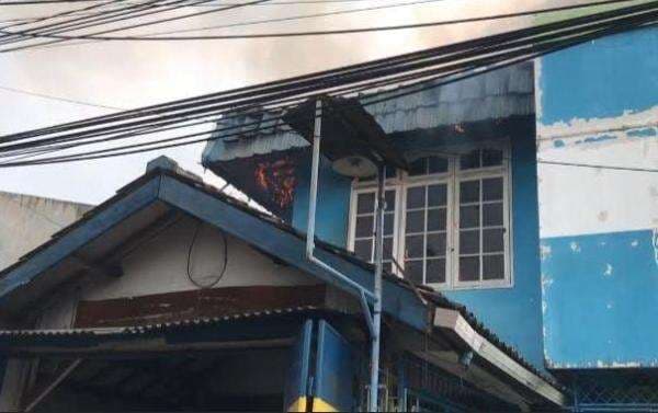 Bangunan Bimbel di Klender Jaktim Terbakar, 12 Unit Damkar Berhasil Padamkan Api