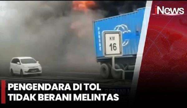 Penampakan Kebakaran di Kolong Tol Dekat JIS Gegara Warga Bakar Sampah