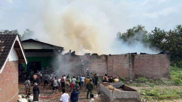 Gudang Kasur di Pasuruan Ludes Terbakar, Api Diduga dari Mesin Sortir
