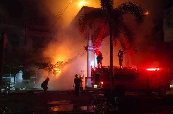 Kebakaran Landa Gedung FKM Unand Padang, 7 Mobil Damkar Dikerahkan Kebakaran Landa Gedung FKM Unand Padang, 7 Mobil Damkar Dikerahkan