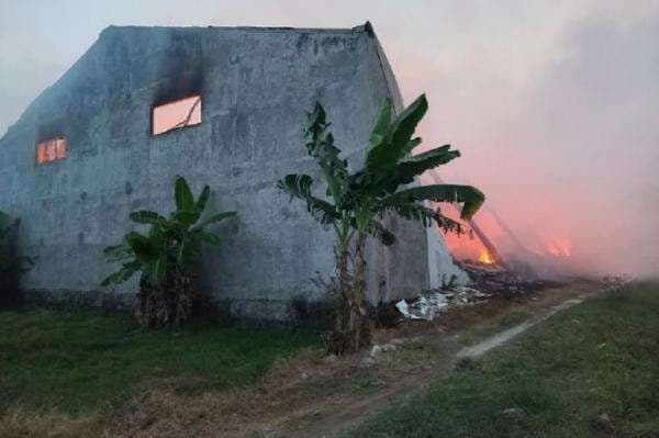 Kebakaran Gudang Produk Minuman di Sukoharjo, Terdengar Ledakan Keras Kebakaran Gudang Produk Minuman di Sukoharjo, Terdengar Ledakan Keras