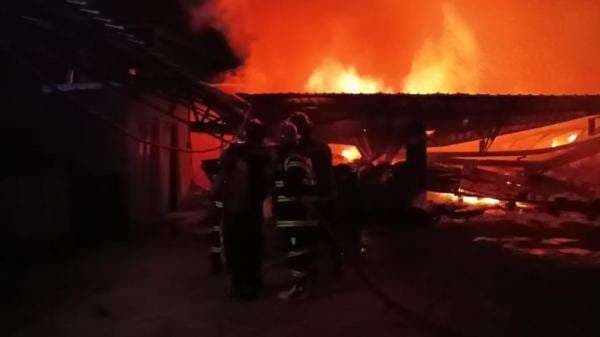 Kebakaran Hebat Gudang Oli di Jambi, Terdengar Ledakan