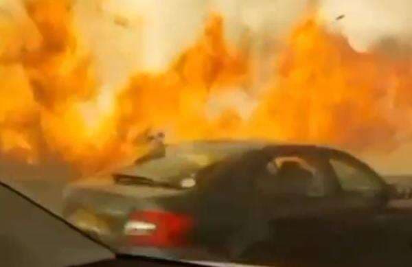 Horor! Penampakan Hebatnya Kebakaran Hutan Israel, Api Lahap Mobil di Jalan Penumpang Berlarian