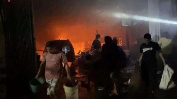 Kebakaran Hebat di Jombang, 3 Rumah dan 2 Mobil Hangus