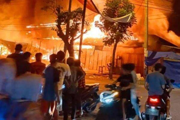 Kebakaran di Deliserdang, Belasan Kios Pakaian Bekas Ludes Dilalap Api