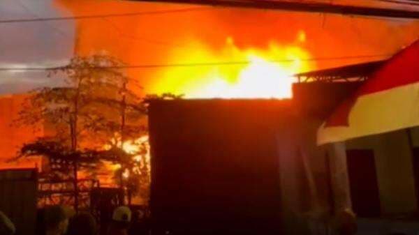 Kebakaran Hebat di Makassar, Nenek dan Cucu Ditemukan Tewas Berpelukan Kebakaran Hebat di Makassar, Nenek dan Cucu Ditemukan Tewas Berpelukan