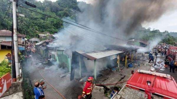 Kebakaran Hanguskan 5 Bangunan di Kawasan Padat Kota Padang, Toko hingga Rumah Makan