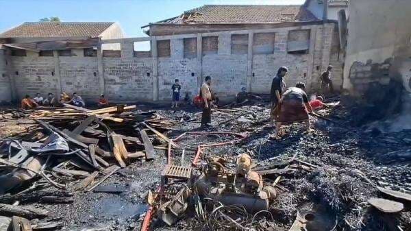 Gudang Mebel di Pasuruan Ludes Terbakar, Kerugian Ratusan Juta Rupiah