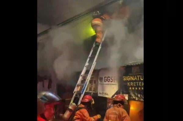 Kebakaran Ruko 3 Lantai di Surabaya, Ayah dan Anak Tewas Terjebak Kobaran Api