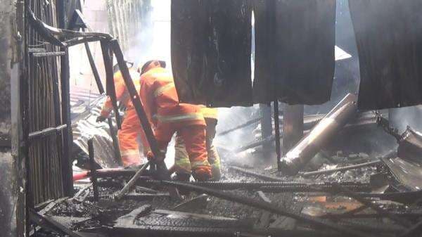 Kebakaran Hebat Hanguskan Rumah 2 Lantai di Surabaya, ART Syok Menangis Ketakutan