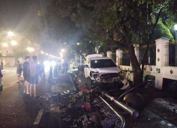 Viral, Innova Dikendarai Pelajar Mabuk Seruduk Trotoar Jalan Asia Afrika Bandung hingga Rusak Parah