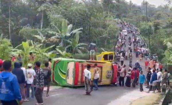 Bus Rombongan Peziarah Terguling di Batang Jateng, Puluhan Orang Terluka