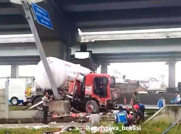 Truk Tangki Gas Kecelakaan di Cikunir, Lalin Macet