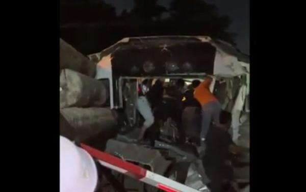 Truk Kayu yang Tertabrak KA Jenggala Dievakuasi, Jalur Stasiun Indro-Kandangan Kembali Bisa Dilalui