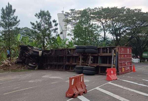 Truk Kontainer Terguling di Sentul Bogor, Sopir Terjepit Bodi