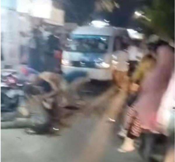 Sopir Jak Lingko Ugal-ugalan Tabrak Sejumlah Kendaraan di Cengkareng, 9 Orang Luka Sopir Jak Lingko Ugal-ugalan Tabrak Sejumlah Kendaraan di Cengkareng, 9 Orang Luka