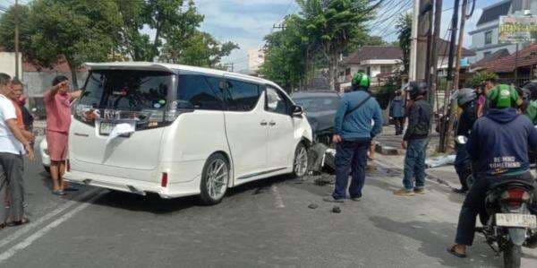 Toyota Vellfire Bawa Perempuan Cantik Tabrak Sejumlah Kendaraan, 2 Orang Jadi Korban