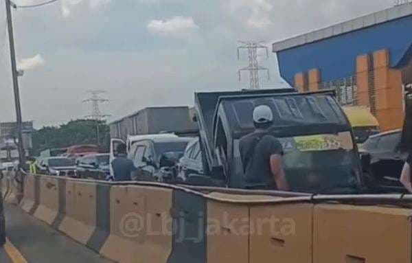Breaking News! 5 Kendaraan Kecelakaan Beruntun di Tol Jakarta-Tangerang, Lalin Macet