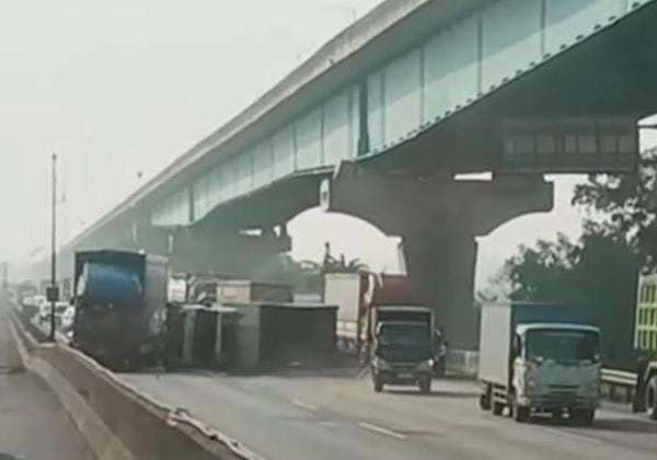 3 Truk Kecelakaan Beruntun di Tol Japek Arah Jakarta, Terguling hingga Tutupi Jalan