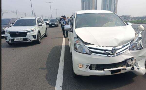 Rem Mendadak, 4 Kendaraan Kecelakaan Beruntun di Tol MBZ