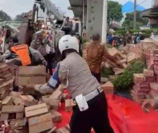 Dievakuasi, Truk Sembako Terguling di Jalan MT Haryono Diduga Akibat Patah As