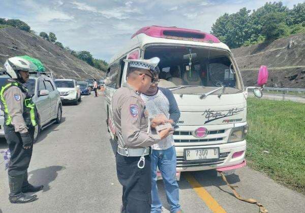 Kecelakaan Tunggal di KM 183 Tol Cipali, 2 Penumpang Travel Terluka