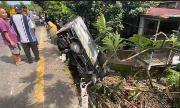 Hindari Lubang, Mobil Box Terjun ke Sungai di Jombang