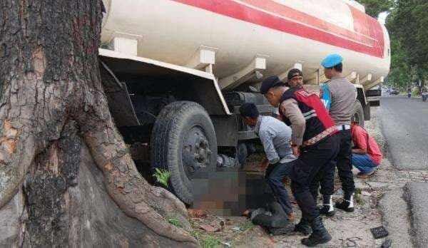 Tragis! Dosen Universitas HKBP Nomensen Tewas Ditabrak Truk Tangki BBM Tragis! Dosen Universitas HKBP Nomensen Tewas Ditabrak Truk Tangki BBM