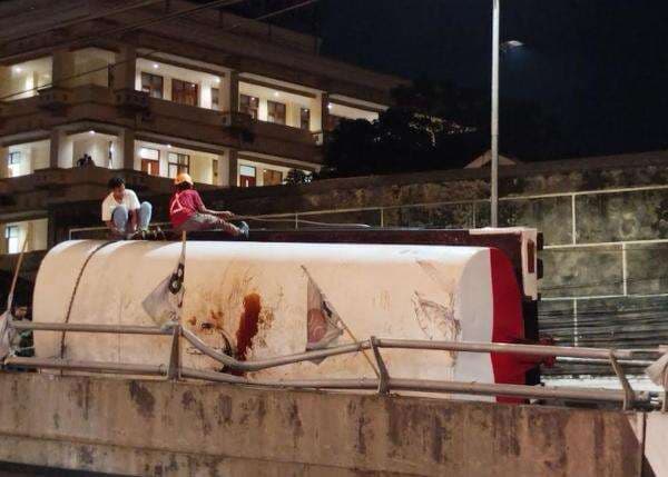 Ini Penyebab Gandengan Truk Tebu Cair Lepas dan Meluncur Bebas di Flyover Malang