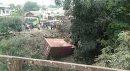 Kecelakaan Beruntun di Klapanunggal, Truk Kontainer Seruduk Dua Kendaraan hingga Masuk Jurang