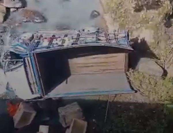 Truk Terjun ke Sungai, 3 Orang Tewas di Pesisir Barat Lampung Truk Terjun ke Sungai, 3 Orang Tewas di Pesisir Barat Lampung