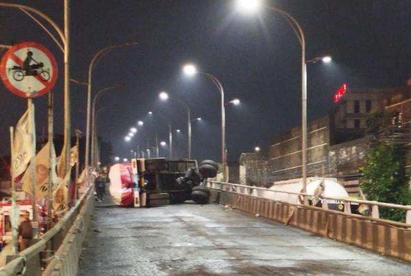 Detik-Detik Mengerikan Gandengan Truk Tebu Tetes di Malang Lepas, Melaju 15 Meter Tak Terkendali
