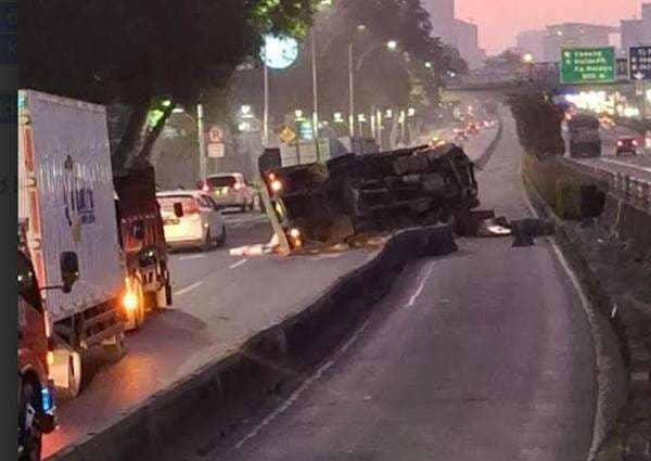 Truk Terguling di Jalur Busway, Rute Transjakarta Pinang Ranti-Pluit Dialihkan