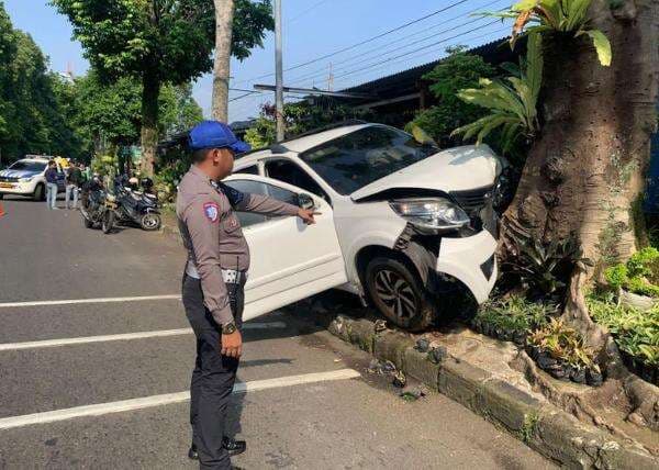 Pengemudi Mengantuk, Toyota Rush Seruduk Kios Tanaman di Bogor
