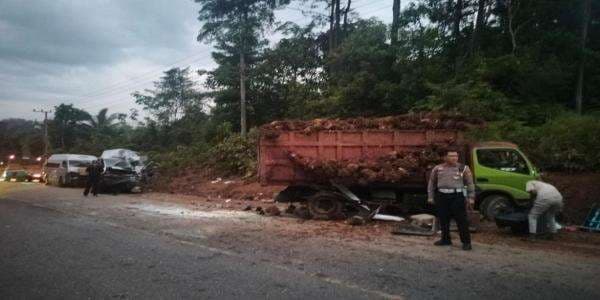 Bus Travel Tabrak Truk Sawit di Jambi, 2 Penumpang Tewas Terjepit