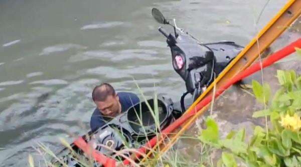 Gagal Standing, Pemotor Nyungsep ke Saluran Air di Cileungsi Bogor