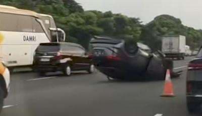 Tabrak Truk Tangki, Honda HRV Terbalik di Tol Jagorawi