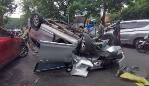 Avanza Angkut Rombongan Turis India Tabrak Truk di Gianyar, 4 Luka-Luka