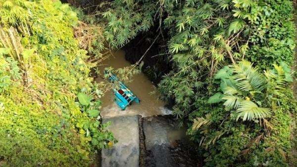 Truk Tabrak Pembatas Jalan lalu Terjun ke Sungai di Banjarnegara, Sopir Tewas