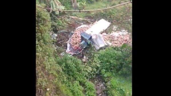 2 Kecelakaan di Jalur Puncak Cianjur, Sopir Tewas 5 Luka
