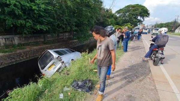 Toyota Avanza Keluar Jalur di Cilegon, Tabrak 2 Kendaraan dan Pagar Beton