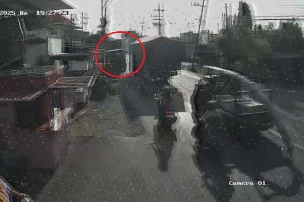 Ngeri! Terekam Video Truk Tronton Tabrak 4 Kendaraan di Gresik, 1 Tewas 2 Luka-luka