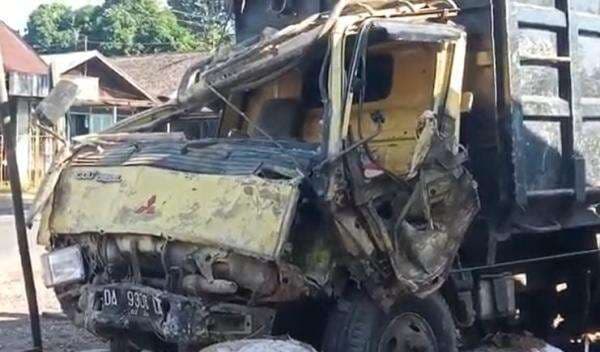 Kecelakaan Dump Truk Seruduk 3 Bangunan di Tanah Laut, 2 Luka-Luka