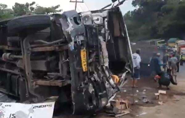 Kecelakaan 2 Truk Terguling di Gentong Tasikmalaya, Arus Lalin Macet Parah