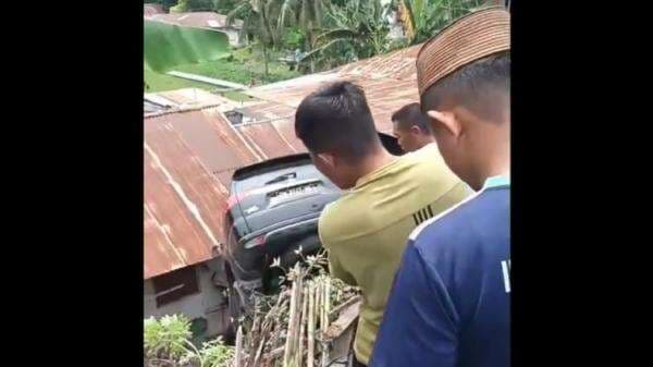 Mobil Pajero Terjun ke Jurang di Gorontalo, Nyaris Timpa Rumah Warga