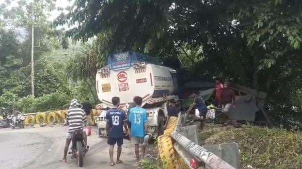 Truk Tangki BBM Kecelakaan di Gunung Tabalik, Nyaris Terjun ke Jurang