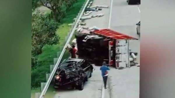Truk Rem Blong Tabrak 5 Pemotor di Lampu Merah Jombang, Korban Dievakuasi ke Rumah Sakit